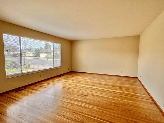 4th image of 951 Dennis Ave