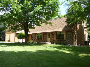 1864 Sylvan Dr, Green Bay, WI 54313