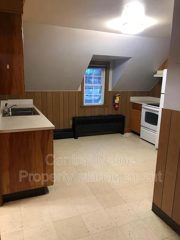 3 bed, 1.0 bath, $1,500 — Photo 2