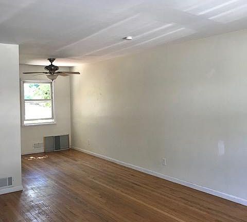 living room/dining area