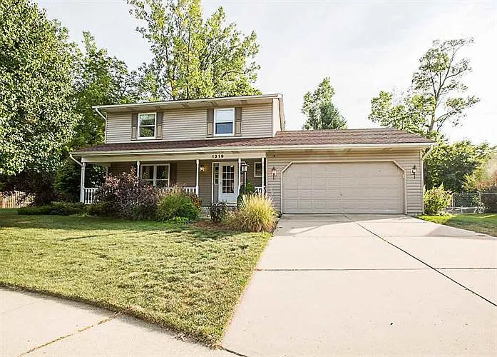 1319 Beacon Ct photo 1
