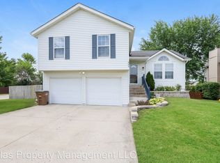 205 E Foxwood Dr, Raymore, MO 64083