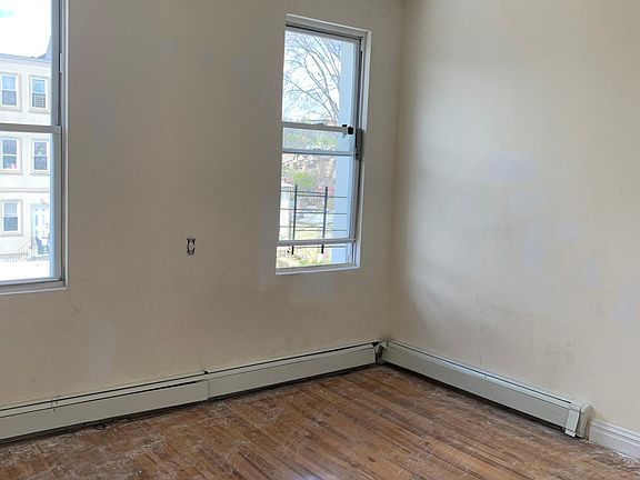 4th image of 690 Bay St Floor 2