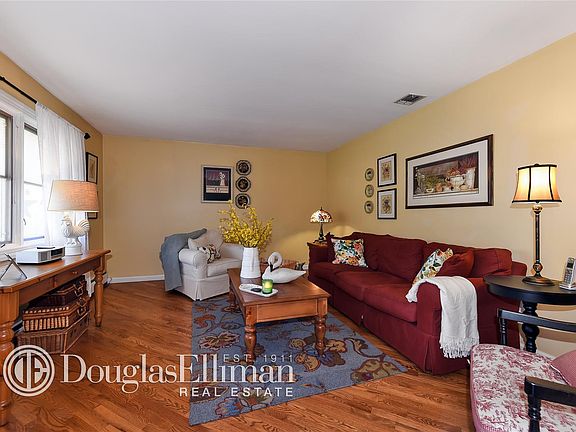 2nd image of 140 Boxwood Dr