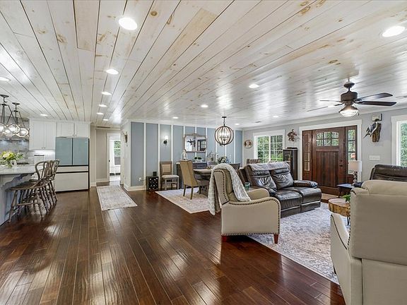 4th image of 121 Willow Creek Ln
