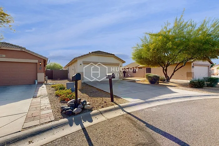 3 bed, 2.0 bath, 1319 sqft, $1,965 — Photo 3
