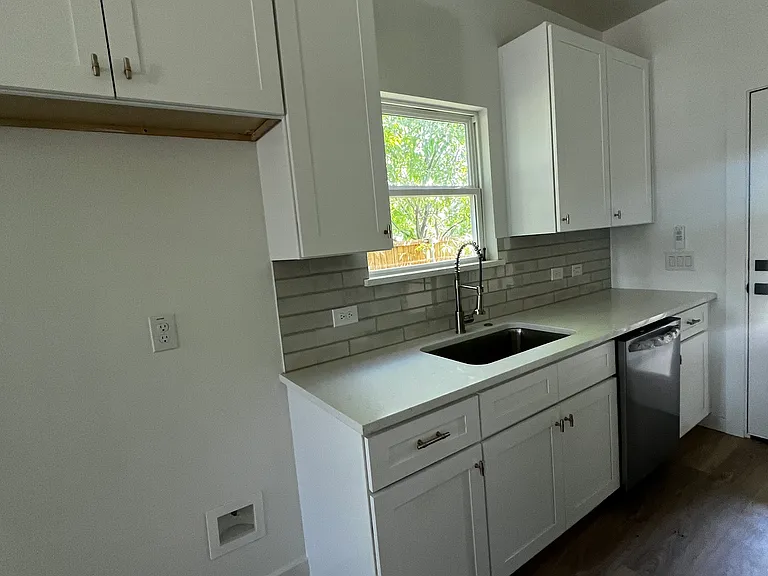 309 W Cedar St — Photo 10