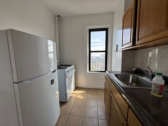 3rd image of 1841 Mohegan Ave #5