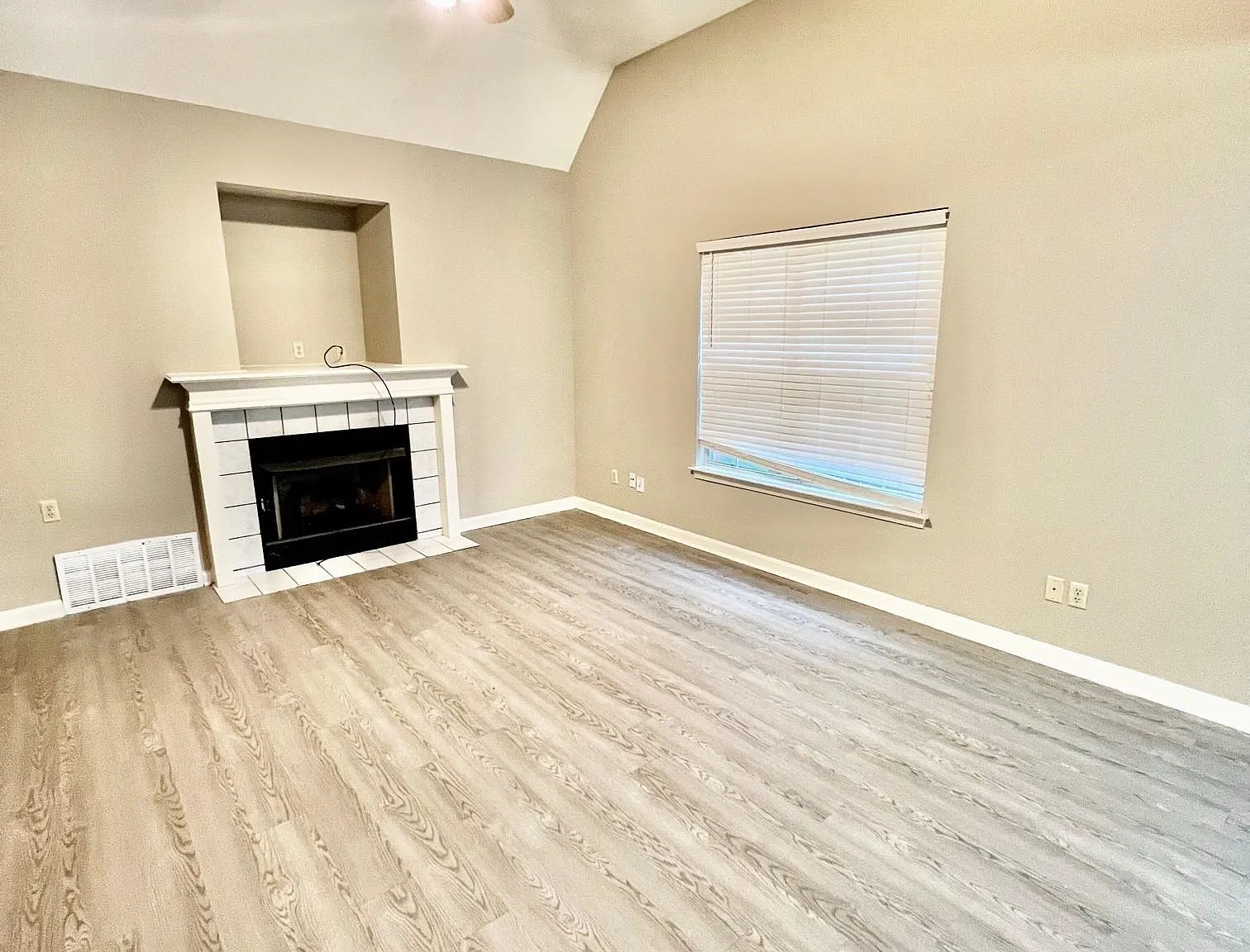 2 bed, 2.0 bath, 1095 sqft, $1,350 — Photo 3