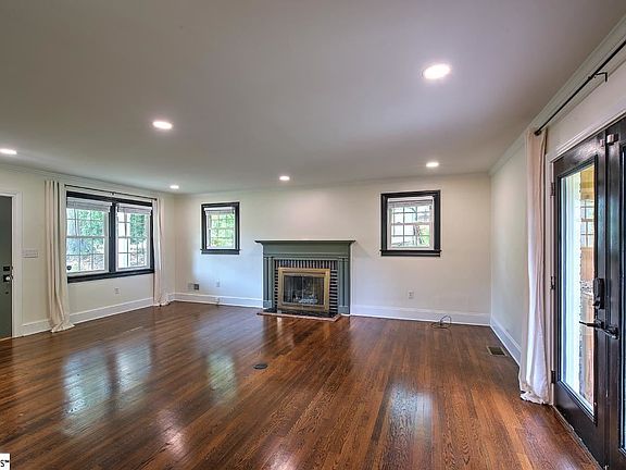 5th image of 144 Corrine Dr