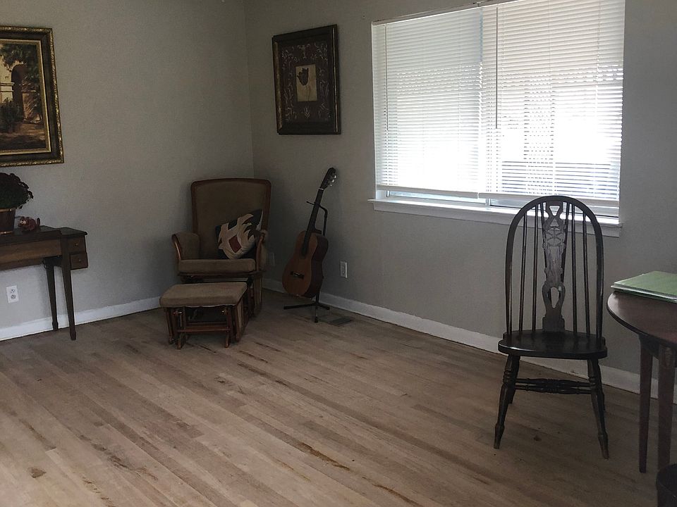 Large living room, Newly painted refinished wood floors. New Levolor shades.