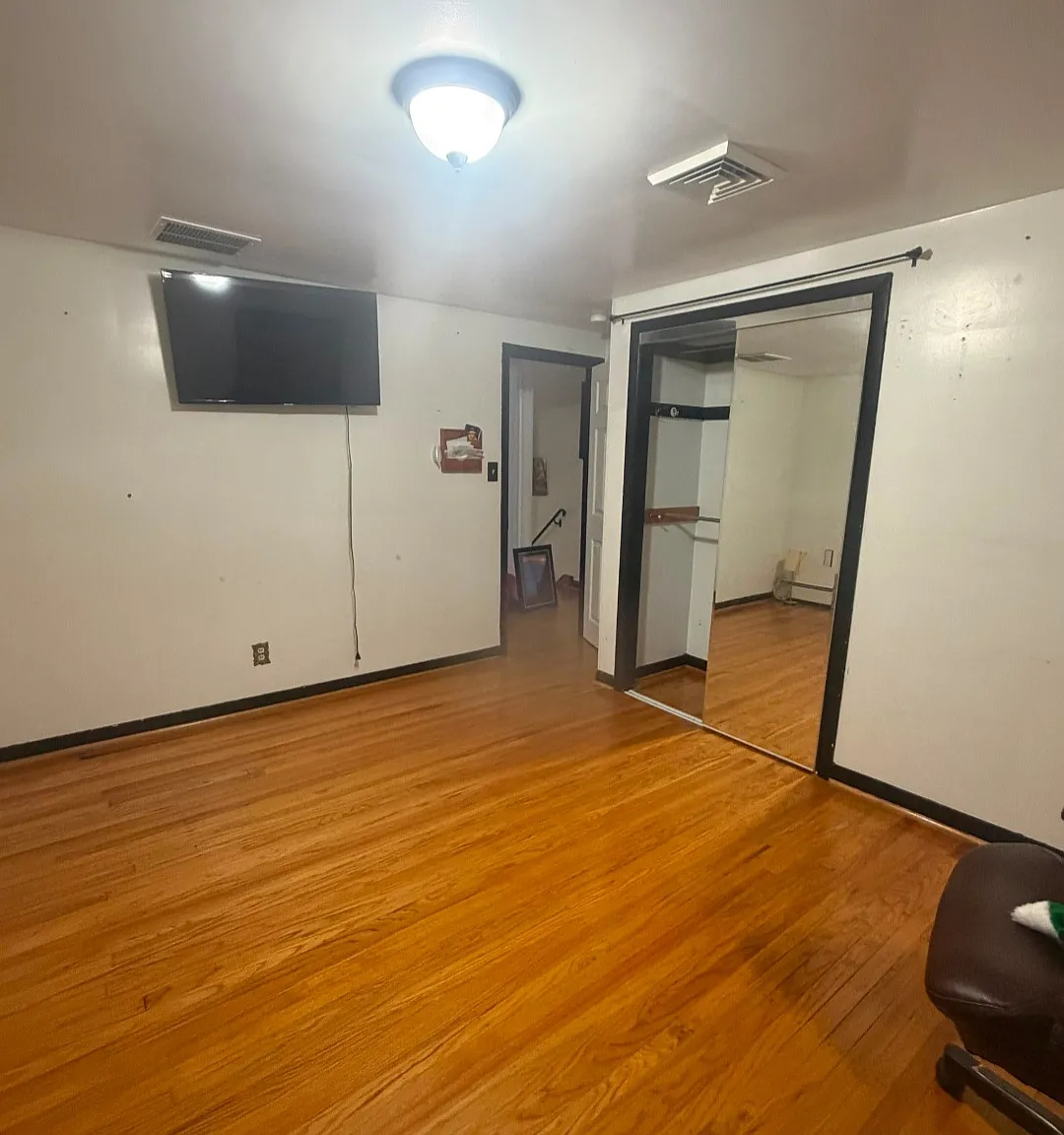 5917 Roosevelt Ave — Photo 3
