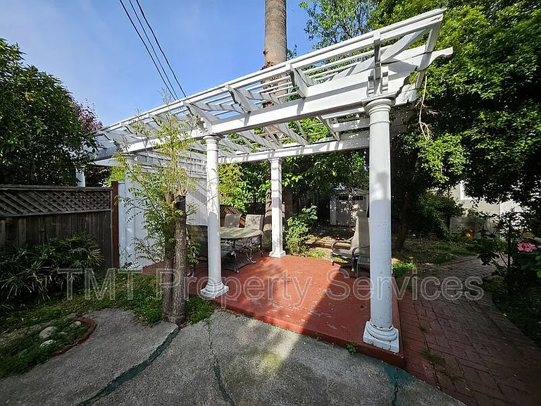 1214 N Pershing Ave — Photo 17