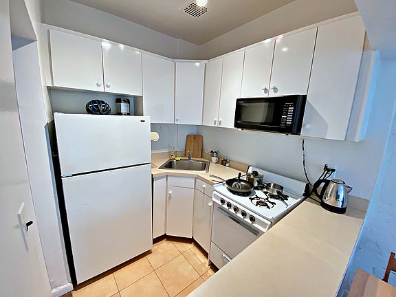 5th image of 51 W 69th St APT 5C