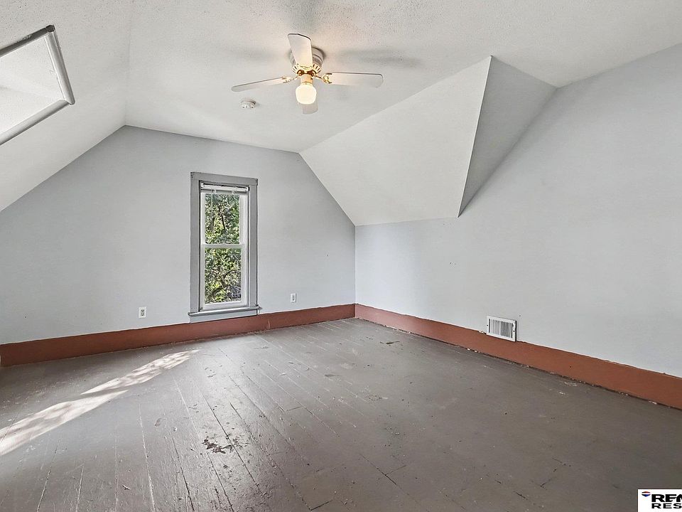 22nd image of 825 N Walnut St