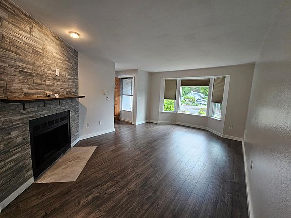 5th image of 10512 24th Street Ct E #10512