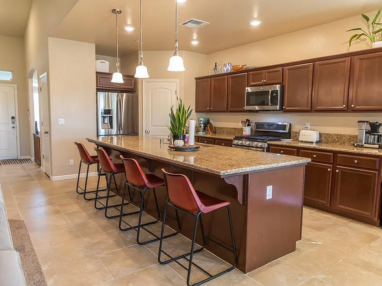 2327 W Queens Way — Photo 15