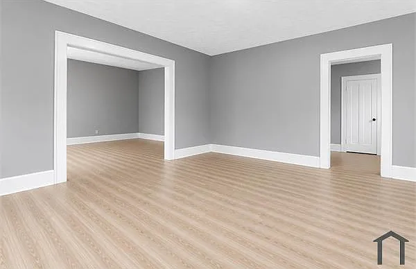 1404 Benton St — Photo 2