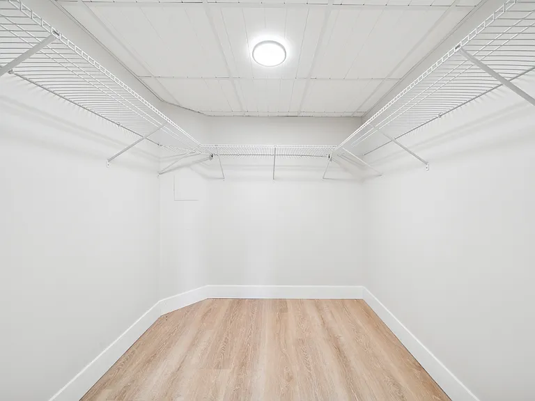Main Bedroom Walk-in Closet