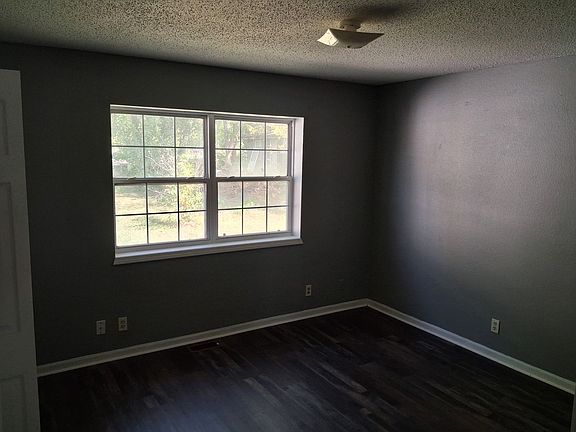 2nd image of 1006 N Elm St