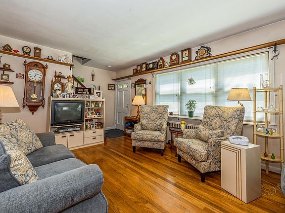 5th image of 114 Musgnug Ave