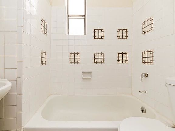 4th image of 551 Bainbridge St #1