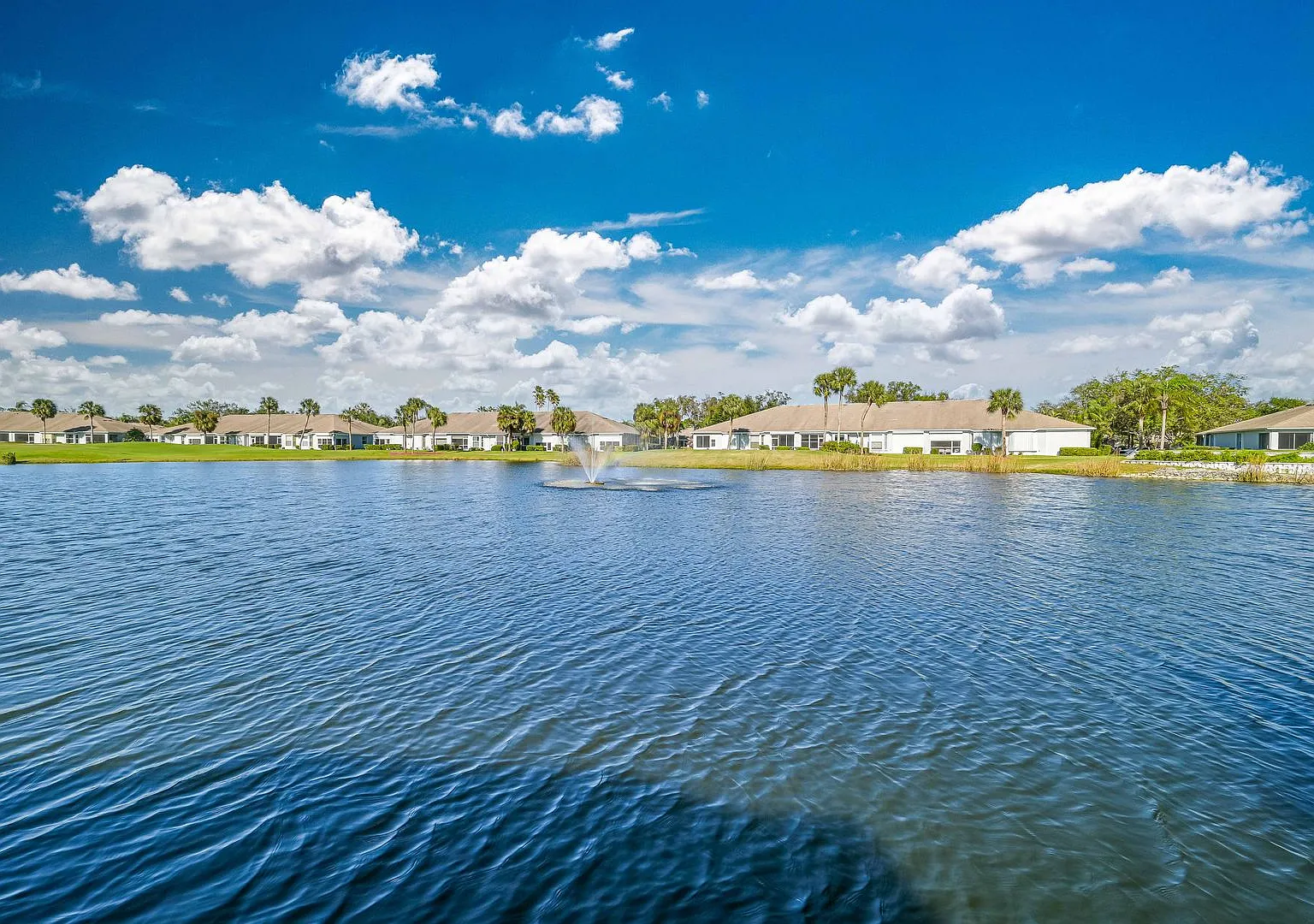 ~ 2/2 Lake View ~ Fully Furnished Turnkey~ — Photo 3