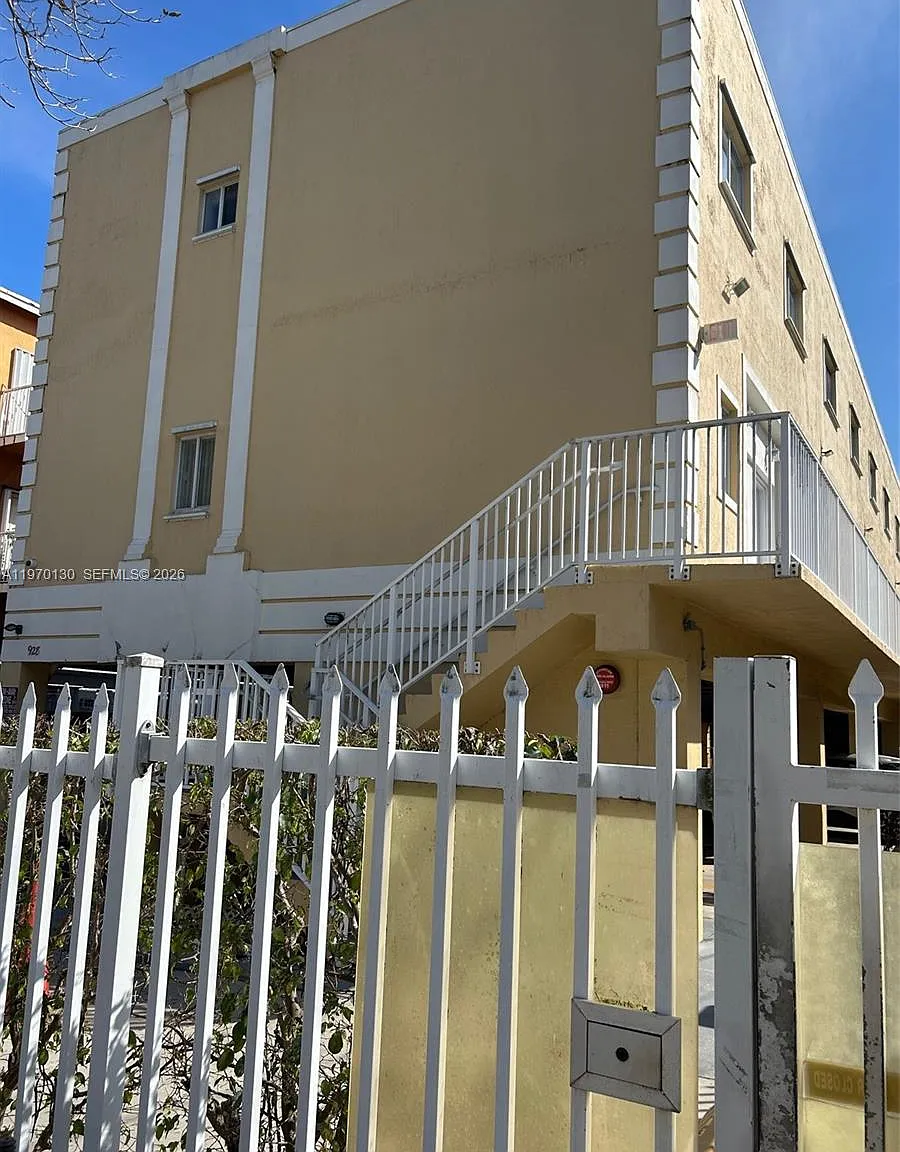 Castello Iii Condo — Photo 2
