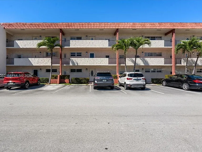 811 S Hollybrook Dr #208 — Photo 9