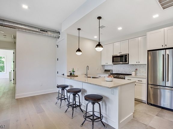 5th image of 256 Park St #305