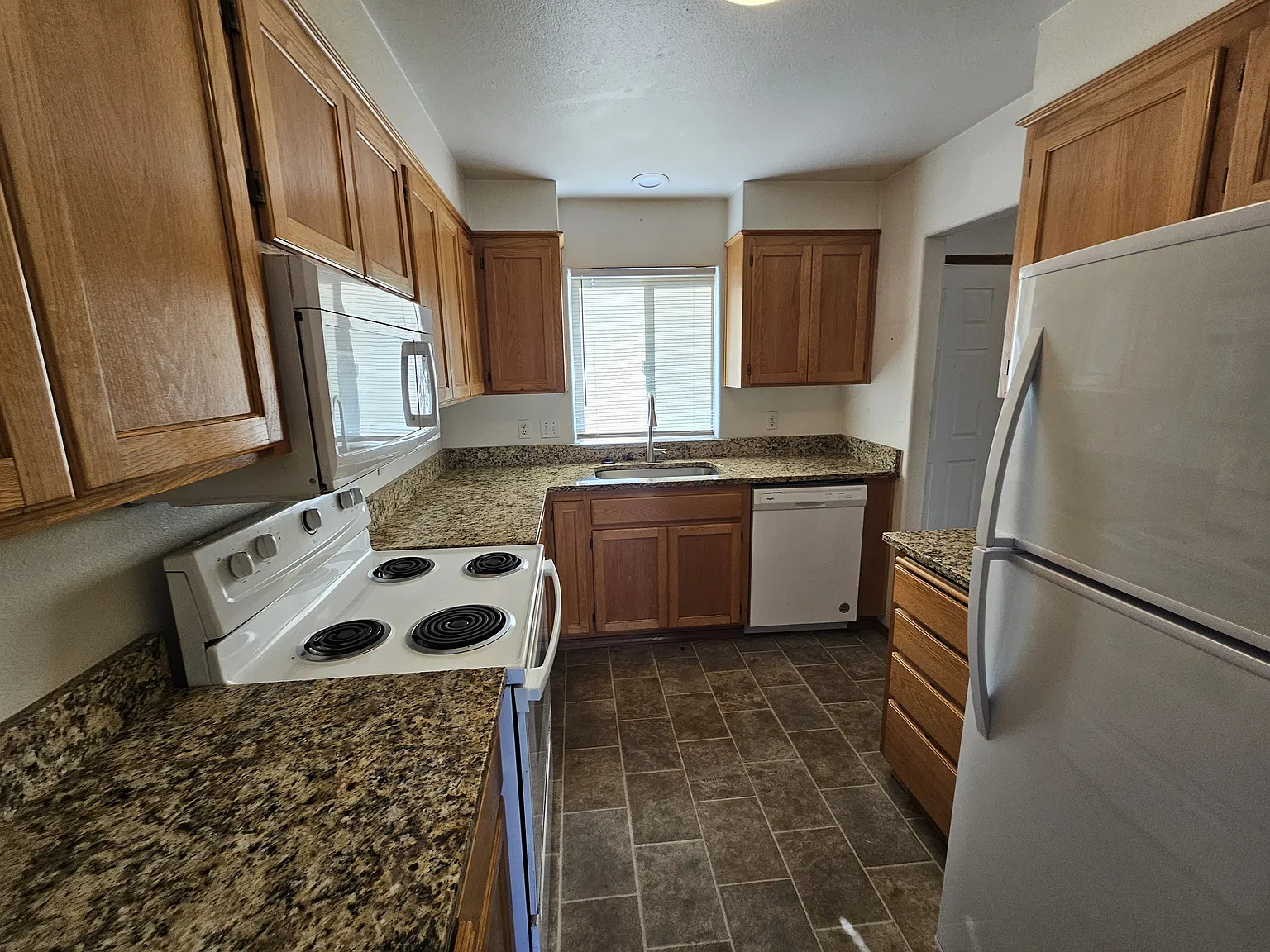 3 bed, 1.5 bath, 1300 sqft, $2,200 — Photo 1