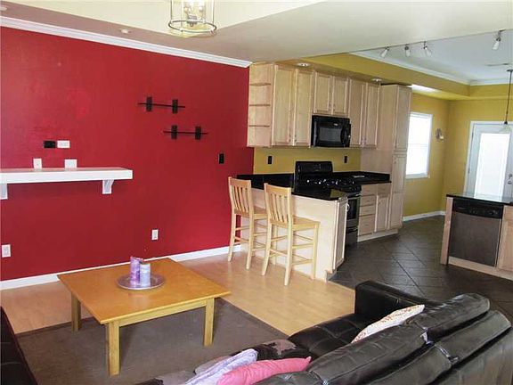 4th image of 616 Lang St