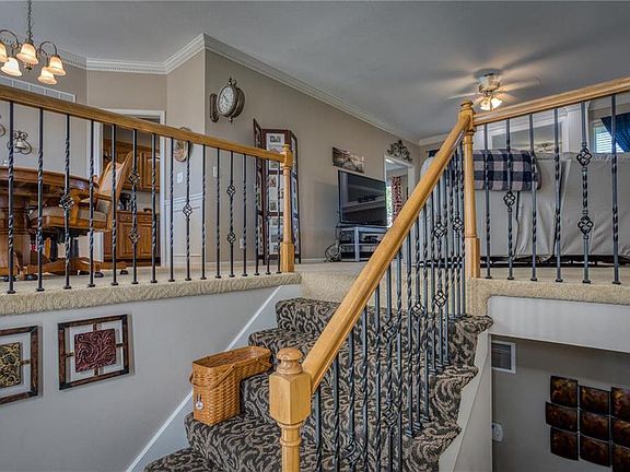 4th image of 1004 Sherman Dr