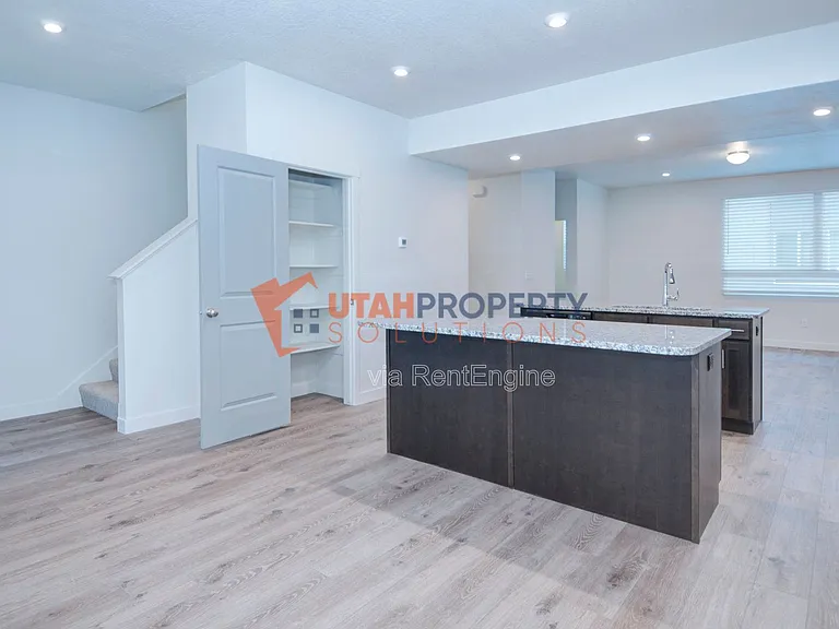 425 S 960 W — Photo 11