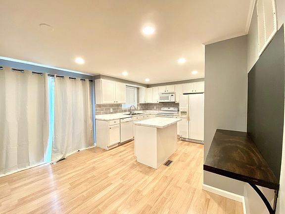 2nd image of 14402 Pebble Hill Ln