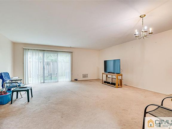 3rd image of 46 Canterbury Cir