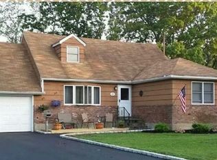 92 Jefferson St, East Islip, NY 11730