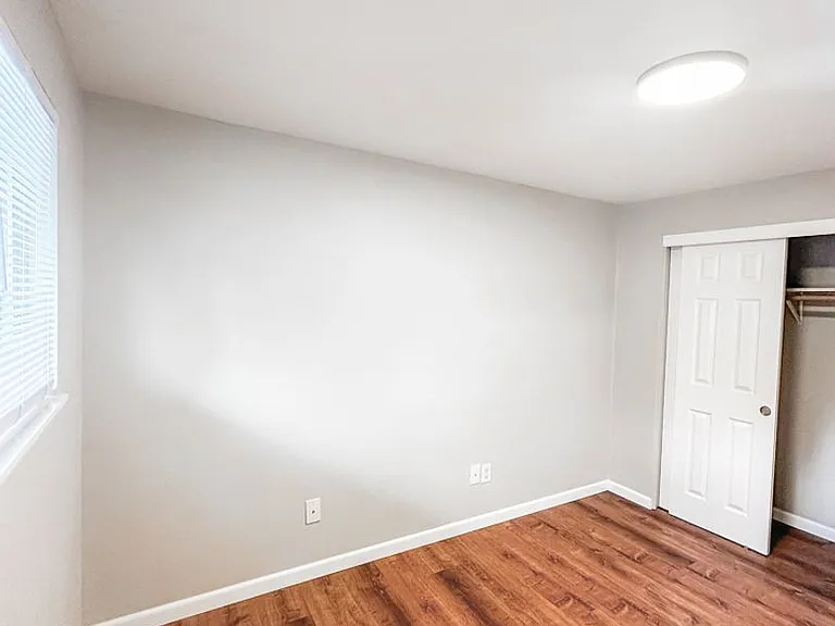 Catalina Apartments — Photo 22