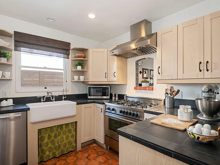 224 W Cota St — Photo 10