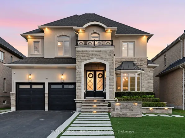 39 Glengowan St, Whitby, ON L1R 0K9
