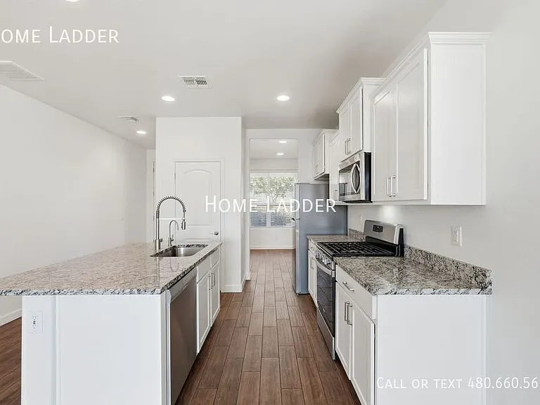 2713 N Camden Dr — Photo 9