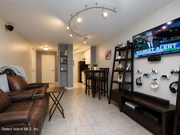 4th image of 1000 Clove Rd APT 9-P