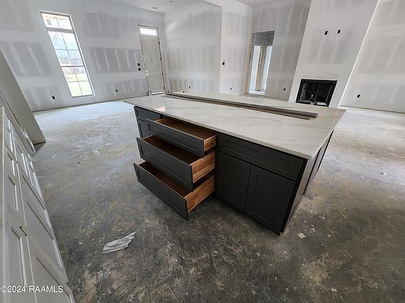3rd image of 104 Yorkshire Cir