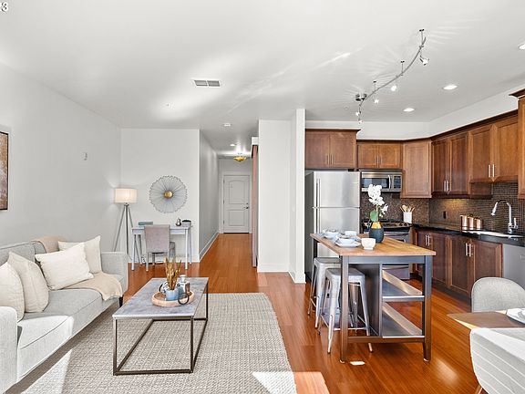 4th image of 838 SE 38th Ave Unit 311