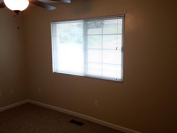 5th image of 612 Hillcrest Dr