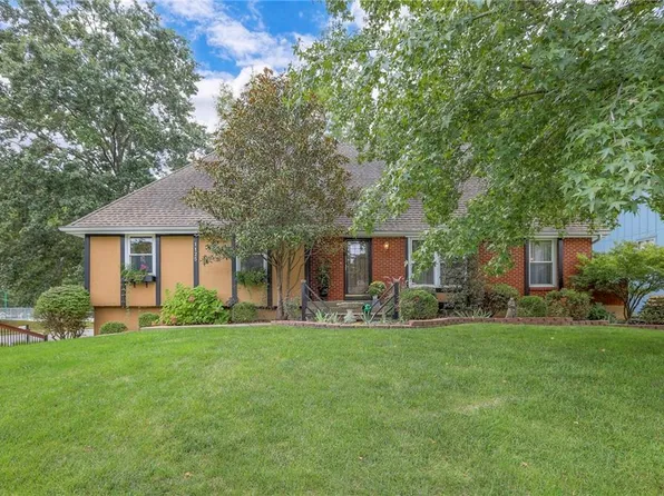 1125 NE Clubhouse Cir, Lees Summit, MO 64086