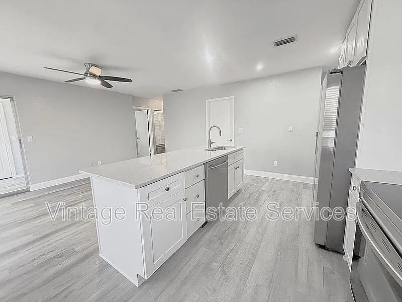 3 bed, 2.0 bath, 925 sqft, $2,400 — Photo 2