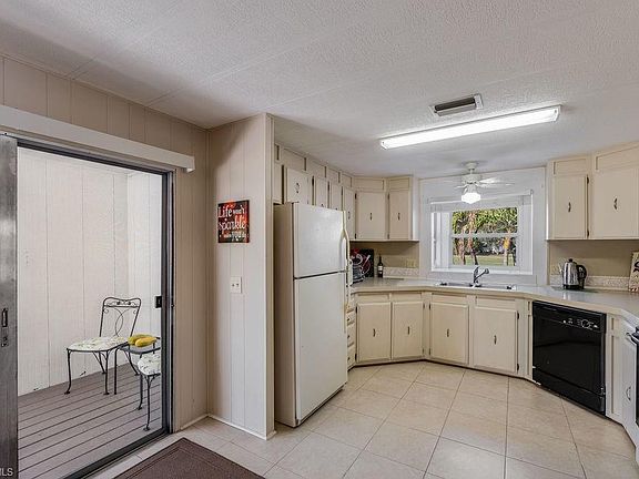 3rd image of 553 Charlemagne Blvd