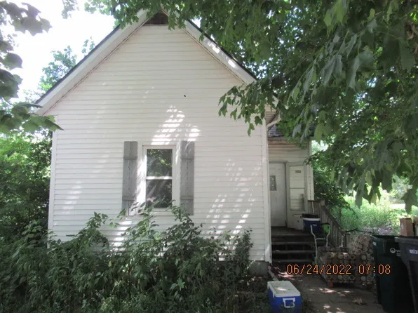 302 E Elm St, Villa Grove, IL 61956