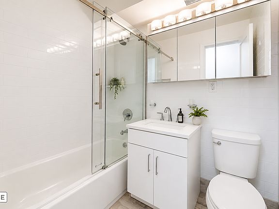 5th image of 157 E 57th St APT 17c